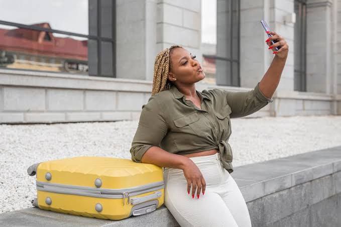 Femme avec valise prête pour son voyage touristique
